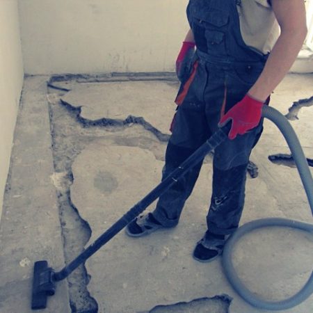 Трещины следует расширить и очистить