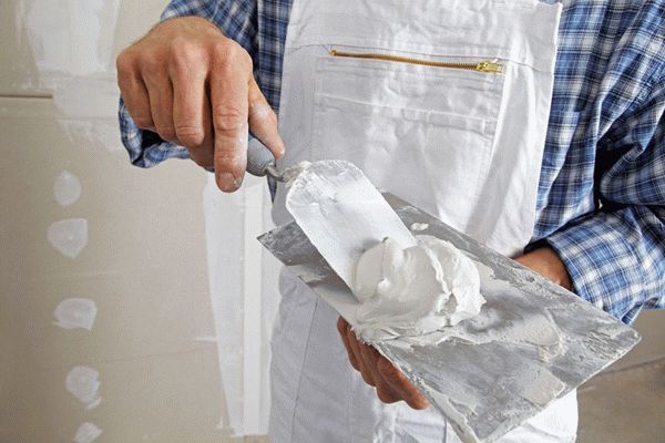 Финишная шпатлевка должна иметь однородную гладкую текстуру без комков, которую легко наносить и оттирать