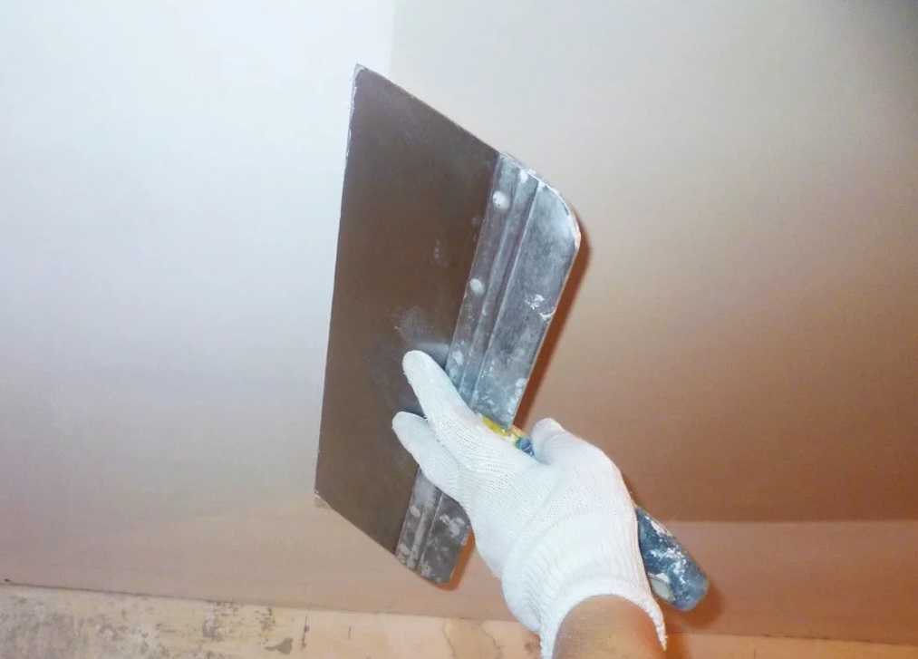 как шпаклевать потолок