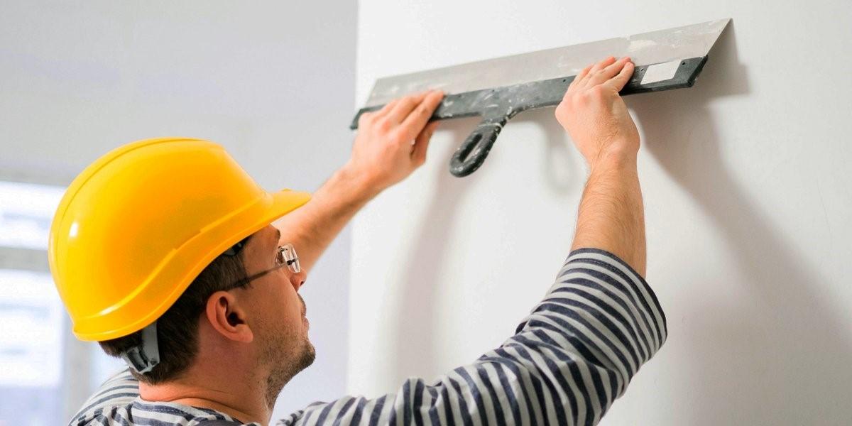 Стены оштукатуриваются широким шпателем