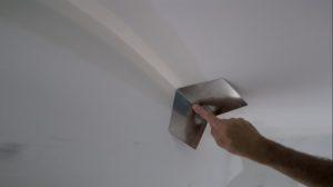 Металлический уголок накладывается аккуратно и ставится вертикально