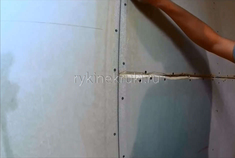 После облицовки стен или установки перегородок из гипсокартона их необходимо залить швов, чтобы закрыть пазы на стыках трещин в полу и точках примыкания потолка, чтобы предотвратить возможную коррозию открытых металлических элементов