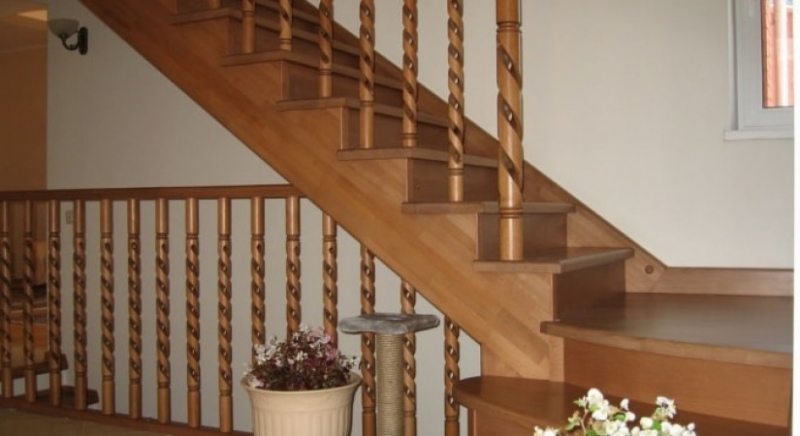 Идеи и способы покраски лестницы в доме на второй этаж