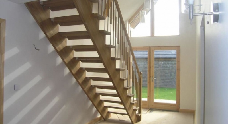 Варианты дизайна и оформления деревянных лестниц в интерьере доме