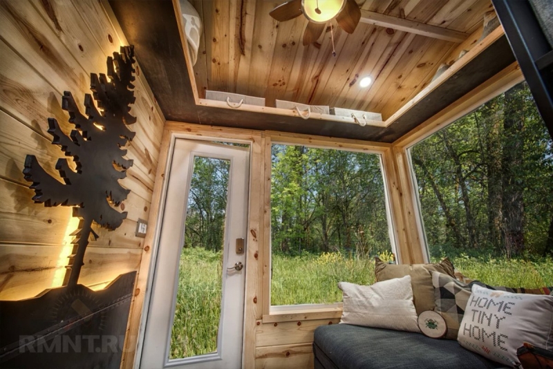 





Мини-дом на колёсах Acorn с&nbsp;панорамными окнами



