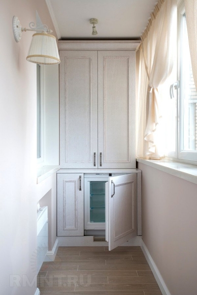 Если холодильник не помещается на кухне: фотопримеры