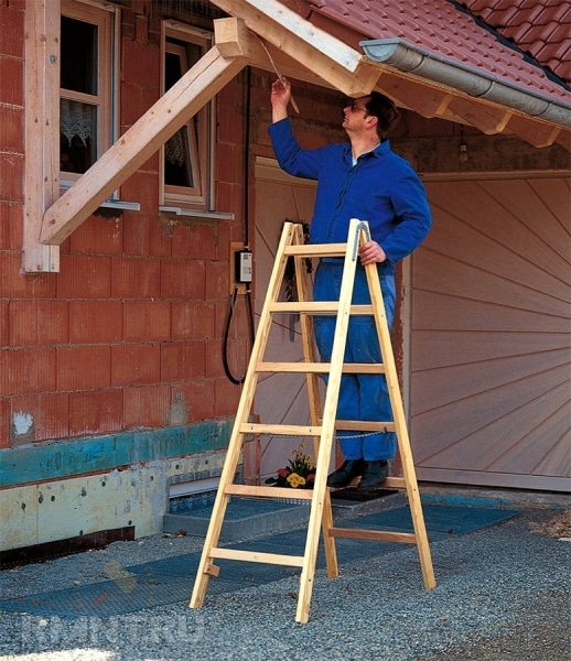 Деревянные стремянки: особенности, плюсы и минусы