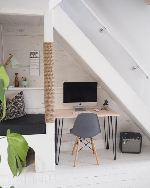 Домашний офис под лестницей: фотопримеры