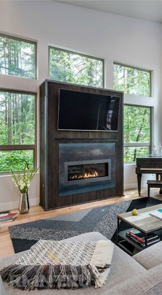 Камин у окна: фотоподборка