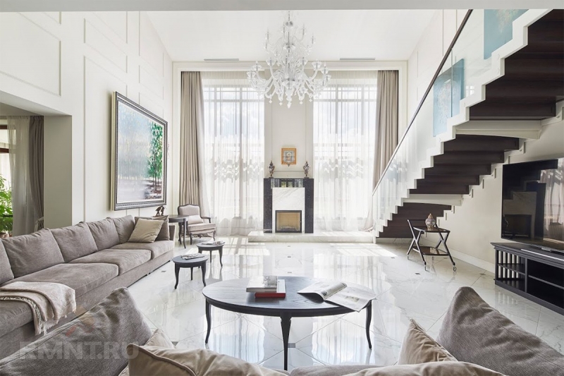 Камин у окна: фотоподборка