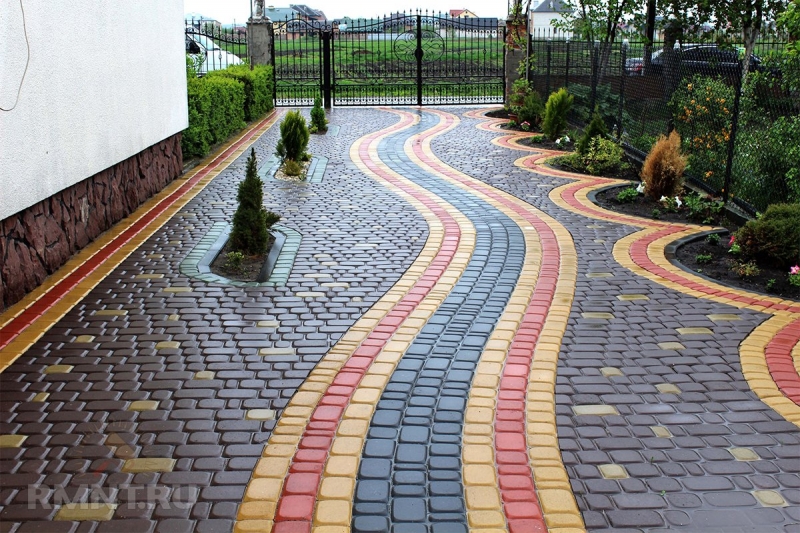 Зачем красить тротуарную плитку и как это сделать