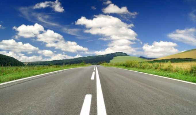 doroga-pejzazh-derevya-put-dorozhnaya-razmetka-prosmotret-avtomobilnye-dorogi